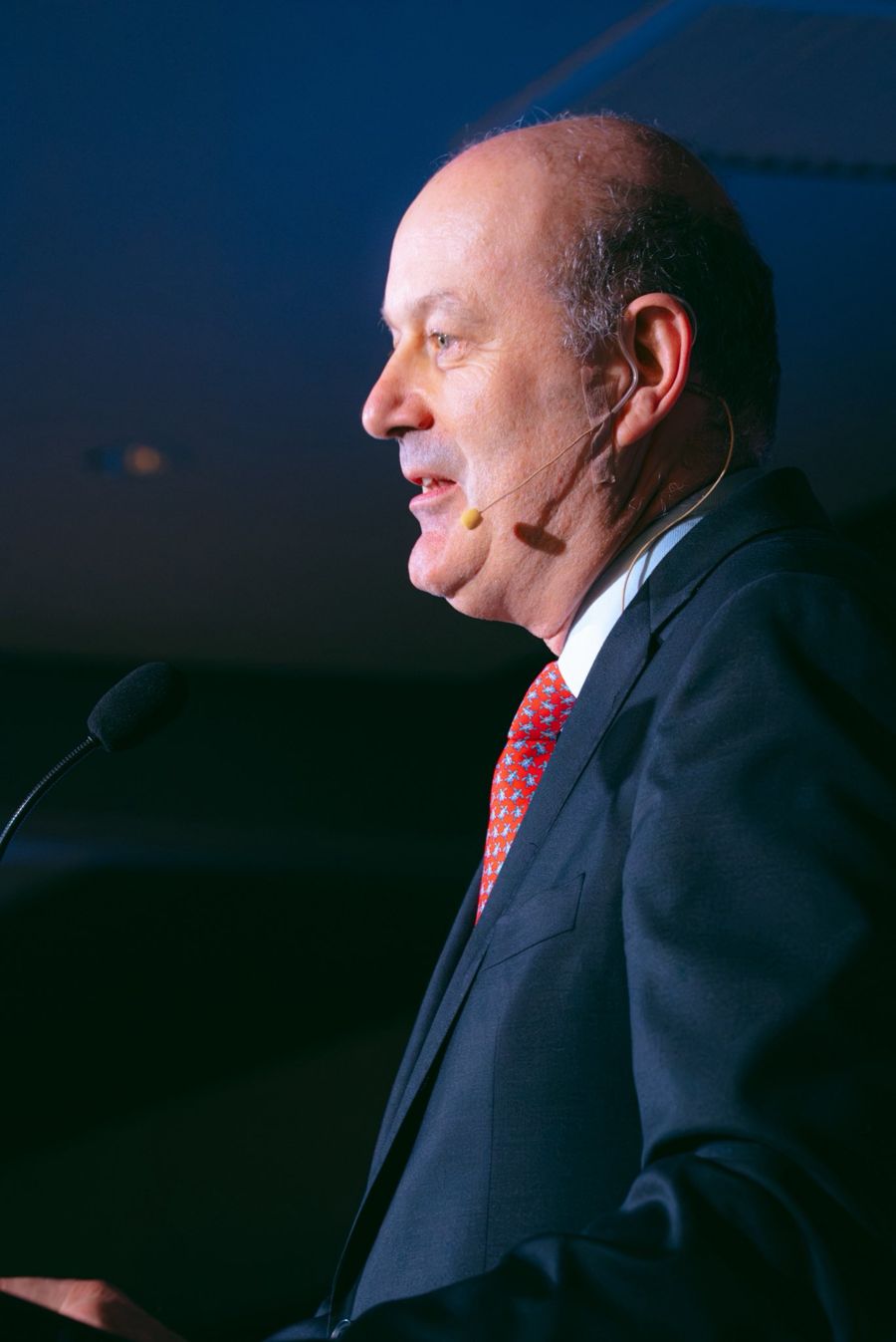 Federico Sturzenegger hablando en un auditorio